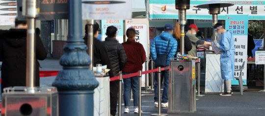 검사 대기하는 시민들      (서울=연합뉴스) 최재구 기자 = 28일 서울역 광장에 마련된 코로나19 중구임시선별검사소에서 시민들이 검사를 받기 위해 줄을 서 기다리고 있다.  2020.12.28      jjaeck9@yna.co.kr  (끝)